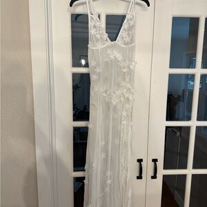 Chic White Floral Lace Midi Dress